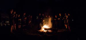 Wedding-guests-around-the-camp-fire-7888